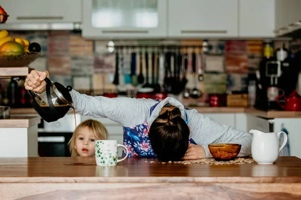 Mãe Cansada Tentar Servir Café Manhã Mulher Deitada Mesa Cozinha — Fotografia de Stock