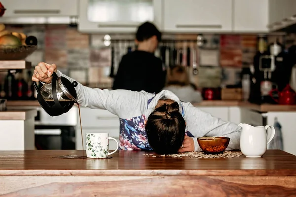 Mère Fatiguée Essayant Verser Café Matin Femme Couchée Sur Table — Photo