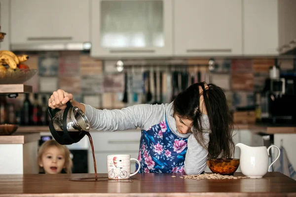 Mãe Cansada Tentar Servir Café Manhã Mulher Deitada Mesa Cozinha — Fotografia de Stock