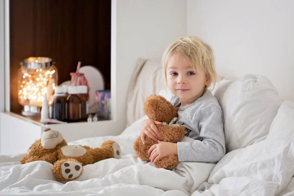 Niño Enfermo Niño Pequeño Acostado Cama Con Fiebre Descansando —  Fotos de Stock