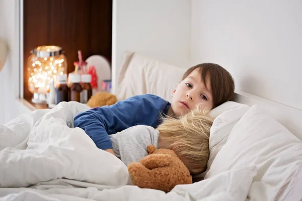 Enfants Malades Tout Petits Garçons Âgés Frères Couchés Lit Avec — Photo