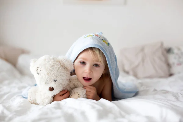 Bonito Menino Loiro Relaxando Cama Após Banho Sorrindo Feliz Durante — Fotografia de Stock