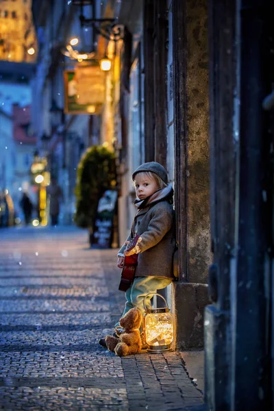 Édes Kisbaba Fiú Gitározik Éjjel Városban Plüssmackó Játék Ang Fények — Stock Fotó