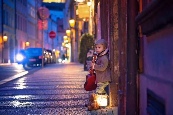 Édes Kisbaba Fiú Gitározik Éjjel Városban Plüssmackó Játék Ang Fények — Stock Fotó