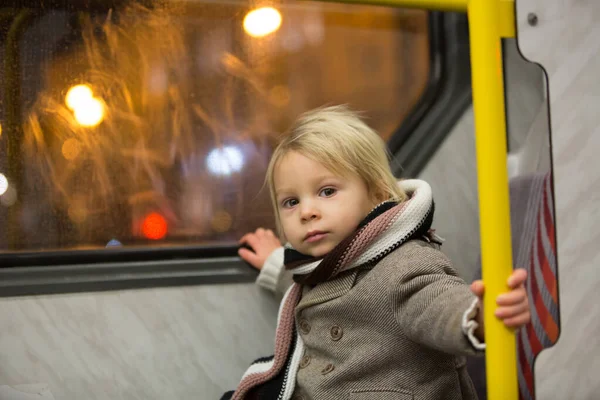 Tatlı Çocuk Soğuk Bir Kış Gecesinde Trende Kameraya Bakıyor — Stok fotoğraf