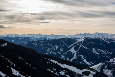 Güneşli bir günde, kış kayak merkezinde manzara, kayak yamaçlarında karlı bir kış günü