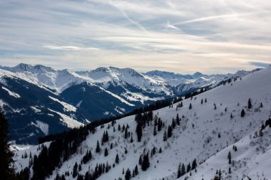 Güneşli bir günde, kış kayak merkezinde manzara, kayak yamaçlarında karlı bir kış günü