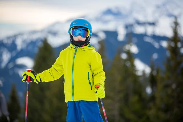 Niño Esquiando Estación Esquí Invierno Día Soleado Disfrutando Del Paisaje —  Fotos de Stock