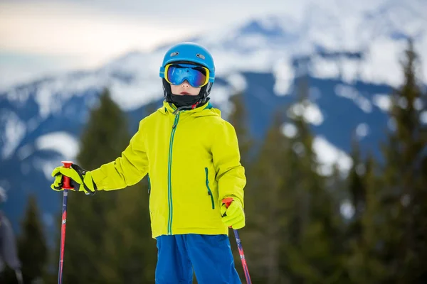 Barn Skidåkning Vinterskidorten Solig Dag Njuta Landskapet — Stockfoto