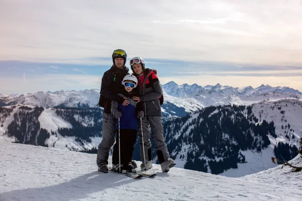 Aile Güneşli Bir Günde Kayak Merkezinde Kayak Yapmak Manzaranın Tadını — Stok fotoğraf