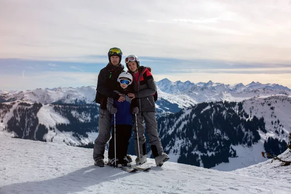 Familie Skiën Winter Skigebied Een Zonnige Dag Genieten Van Het — Stockfoto