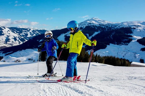 Familj Skidåkning Vinterskidorten Solig Dag Njuta Landskapet — Stockfoto