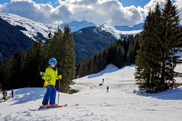 Enfant Ski Dans Station Ski Hiver Par Une Journée Ensoleillée — Photo