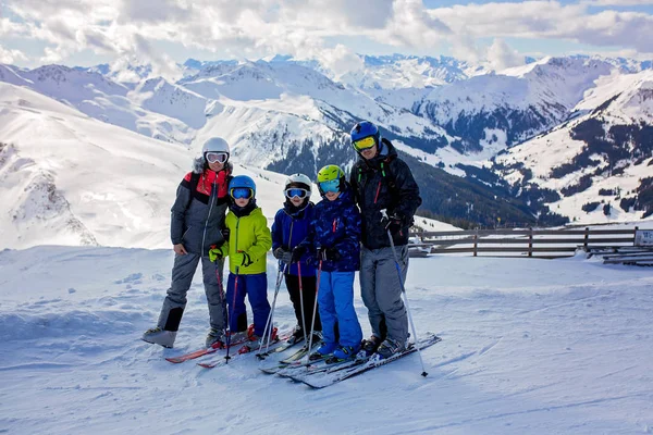 Οικογένεια Σκι Στο Χειμερινό Χιονοδρομικό Κέντρο Μια Ηλιόλουστη Μέρα Απολαμβάνοντας — Φωτογραφία Αρχείου