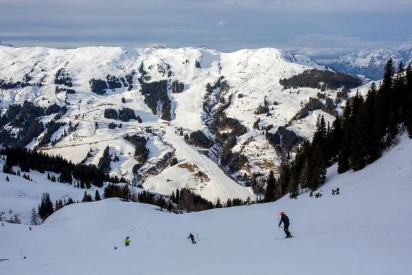 Famille Ski Dans Station Ski Hiver Par Une Journée Ensoleillée — Photo
