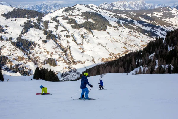 Famille Ski Dans Station Ski Hiver Par Une Journée Ensoleillée — Photo