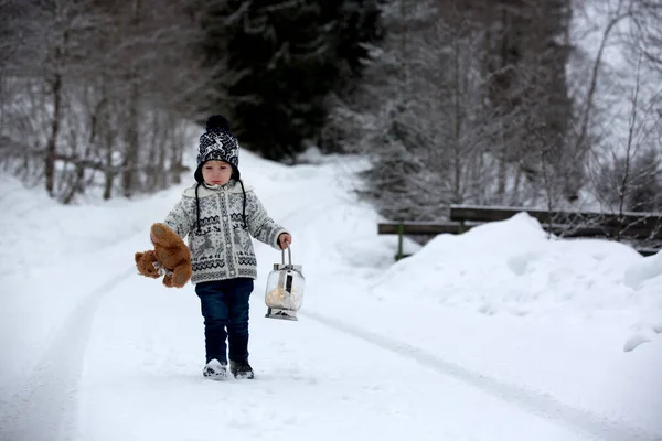 雪の中でテディベアと遊んでかわいい男の子 冬時間 雪の日におもちゃで遊んでいる小さな幼児 — ストック写真