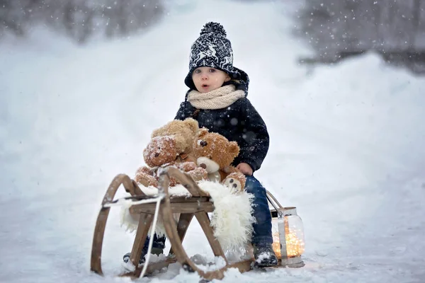 Słodki Chłopiec Bawiący Się Misiaczkiem Śniegu Czas Zimowy Mały Maluch — Zdjęcie stockowe
