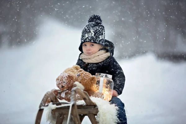 Karda Oyuncak Ayıyla Oynayan Tatlı Çocuk Kış Vakti Küçük Çocuk — Stok fotoğraf