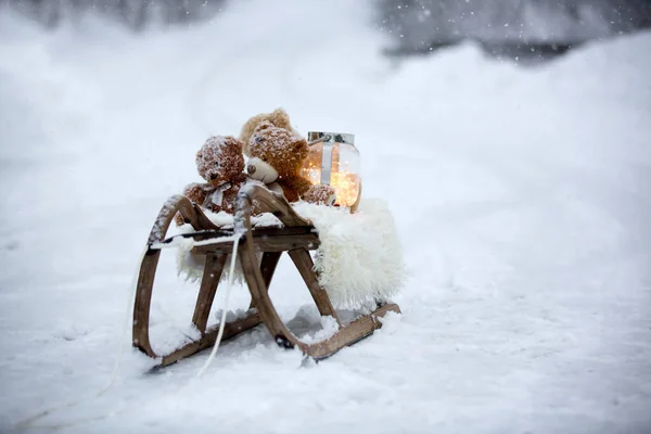 テディは雪の中でそりで 冬時間にクマ 雪の日におもちゃで遊んでいる小さな幼児 — ストック写真