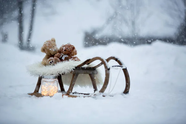 Pluszowy Miś Śniegu Czas Zimowy Mały Maluch Bawiący Się Zabawkami — Zdjęcie stockowe