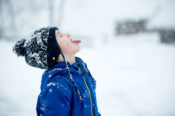 Leuke Jongen Die Met Teddybeer Speelt Sneeuw Winter Kleine Peuter — Stockfoto