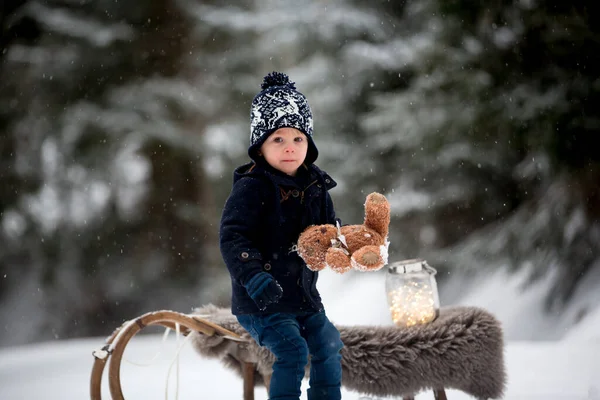 Rapaz Bonito Brincando Com Ursinho Pelúcia Neve Tempo Inverno Pequena — Fotografia de Stock