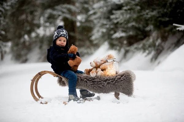 Netter Junge Spielt Mit Teddybär Schnee Winterzeit Kleines Kleinkind Spielt — Stockfoto