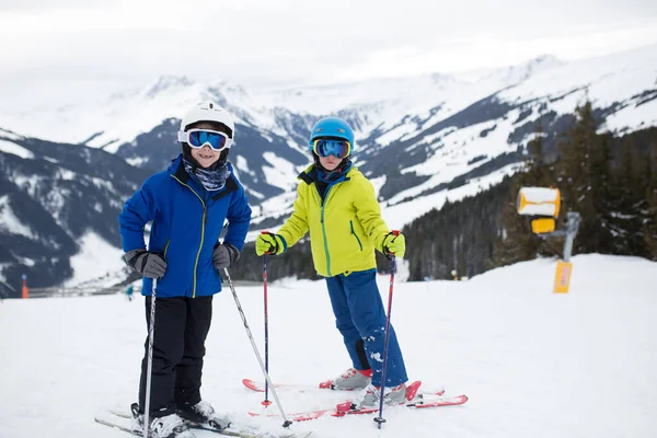 Familie Skiën Winter Skigebied Een Zonnige Dag Genieten Van Het — Stockfoto