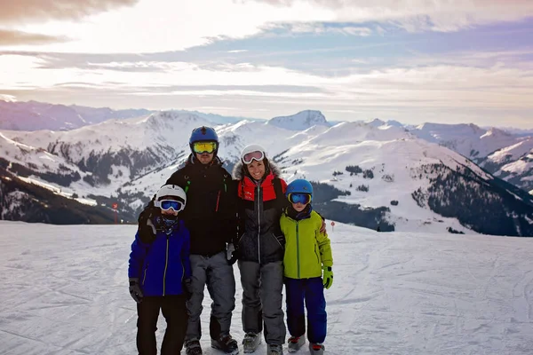 Familie Skiën Winter Skigebied Een Zonnige Dag Genieten Van Het — Stockfoto