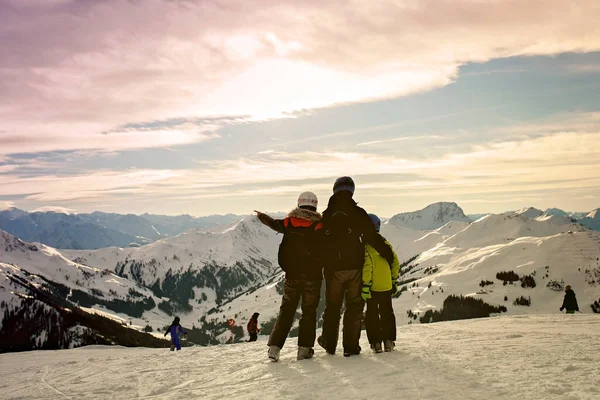 Família Esqui Estação Esqui Inverno Dia Ensolarado Apreciando Paisagem Paisagem — Fotografia de Stock