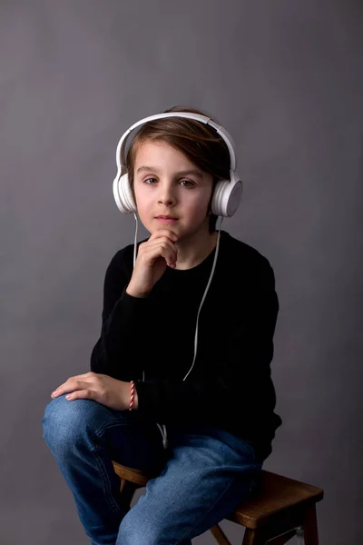 Süßes Kind Junge Schwarzen Pullover Musik Hörend Isolierter Hintergrund — Stockfoto