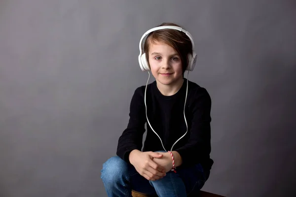 Γλυκό Παιδί Αγόρι Μαύρο Πουλόβερ Ακουστική Μουσική Απομονωμένο Φόντο — Φωτογραφία Αρχείου