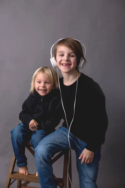 Süße Kinder Junge Brüder Schwarzen Pullovern Musik Hören Isolierter Hintergrund — Stockfoto