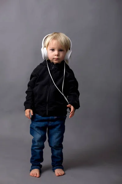 Süßes Kind Junge Schwarzen Pullover Musik Hörend Isolierter Hintergrund — Stockfoto