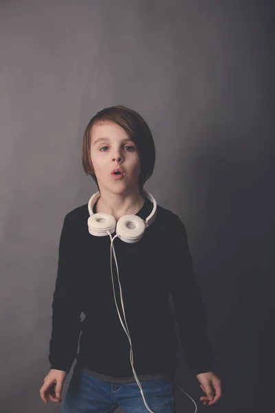 Doce Criança Menino Camisola Preta Ouvir Música Fundo Isolado — Fotografia de Stock