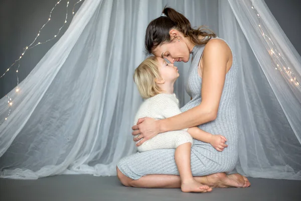 Giovane Donna Incinta Madre Abbracciando Suo Bellissimo Ragazzo Bambino Biondo — Foto Stock