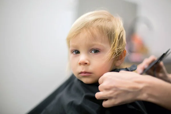 Lindo Niño Pequeño Con Corte Pelo Sonriendo —  Fotos de Stock