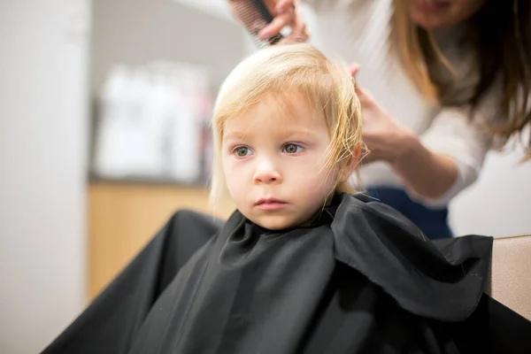 Netter Kleiner Junge Mit Haarschnitt Lächelnd — Stockfoto