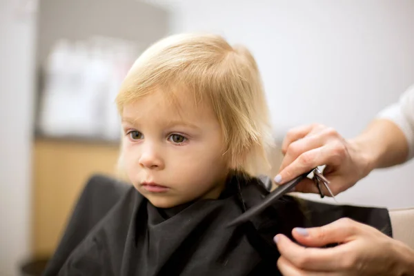 Lindo Niño Pequeño Con Corte Pelo Sonriendo —  Fotos de Stock