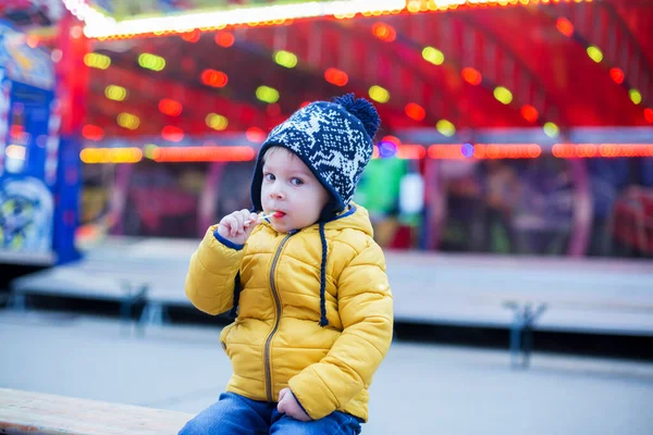 Criança Menino Bonito Comendo Pirulito Parque Diversões Justo Fundo Colorido — Fotografia de Stock