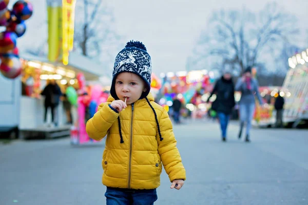 Criança Menino Bonito Comendo Pirulito Parque Diversões Justo Fundo Colorido — Fotografia de Stock