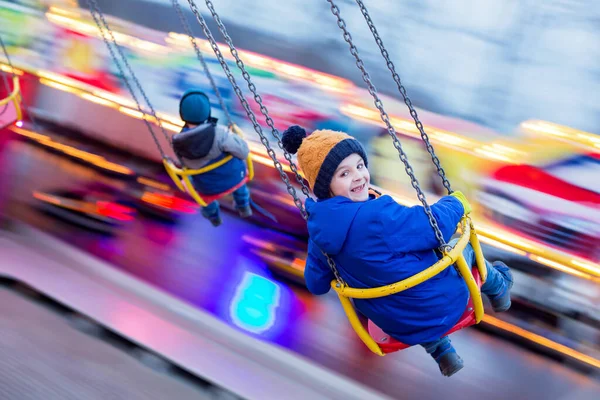 Kind Schattig Jongen Paardrijden Keten Swing Carrousel Zonsondergang Bewegingsvervaging Kleurrijke — Stockfoto