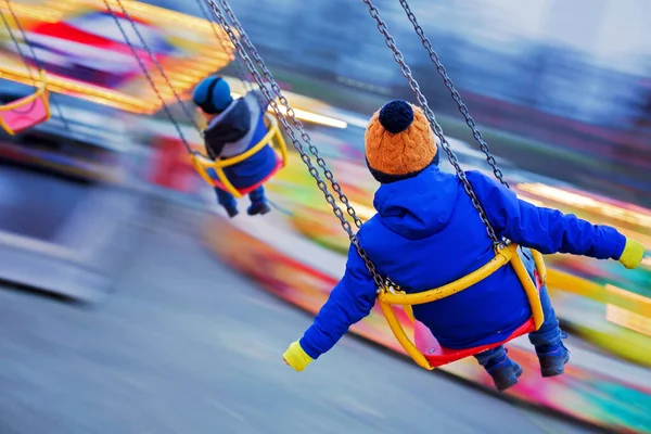Kind Schattig Jongen Paardrijden Keten Swing Carrousel Zonsondergang Bewegingsvervaging Kleurrijke — Stockfoto