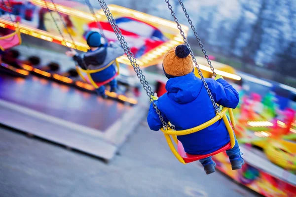 Kind Schattig Jongen Paardrijden Keten Swing Carrousel Zonsondergang Bewegingsvervaging Kleurrijke — Stockfoto