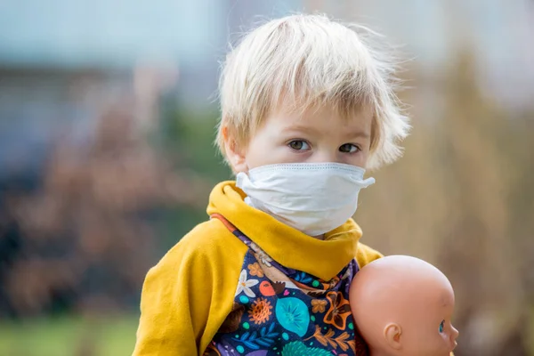 Toddler Szőke Fiú Gyermek Visel Védő Maszk Agok Vírusok — Stock Fotó