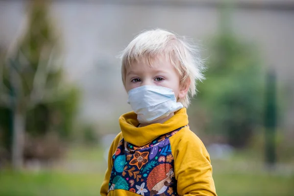 Toddler Szőke Fiú Gyermek Visel Védő Maszk Agok Vírusok — Stock Fotó