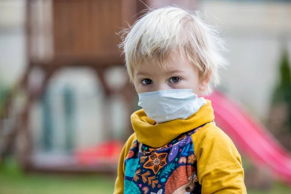 Toddler Szőke Fiú Gyermek Visel Védő Maszk Agok Vírusok — Stock Fotó