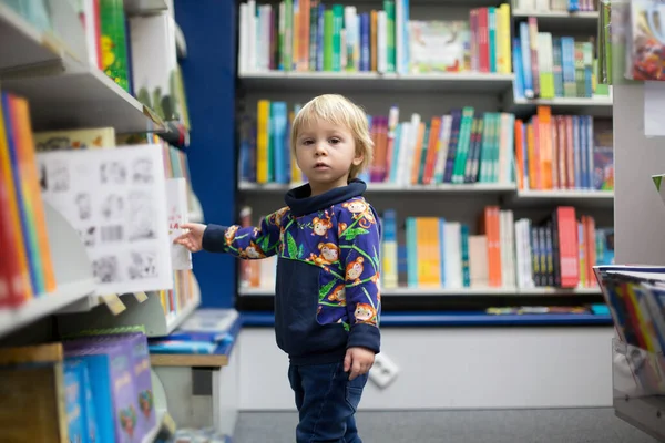 Adorable Petit Garçon Assis Dans Une Librairie Lire Livre — Photo