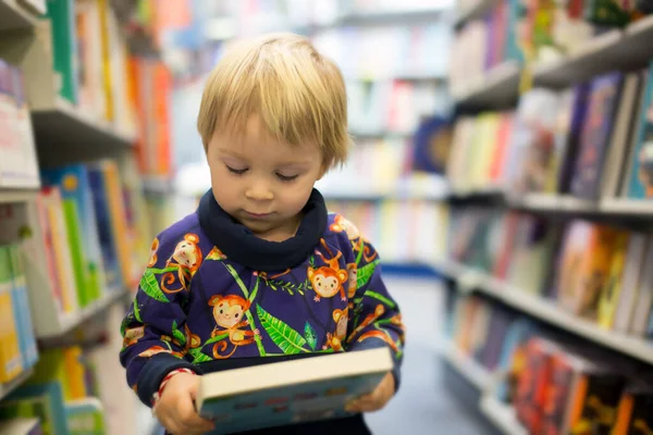 Förtjusande Liten Pojke Sitter Bokhandel Och Läser Bok — Stockfoto